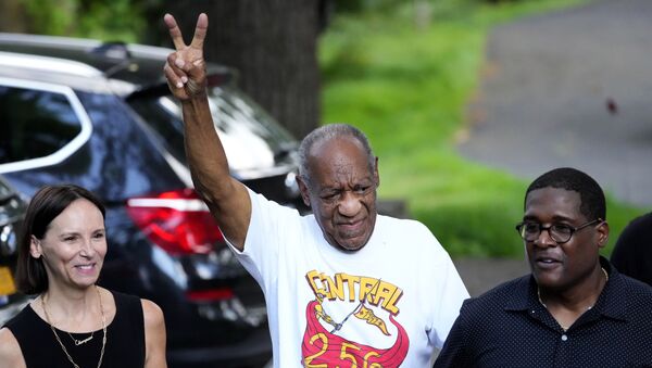Comedian Bill Cosby, centre, and his attorney Jennifer Bonjean, left, approach members of the media gathered outside Cosby's home in Elkins Park, Pa. - Sputnik International
