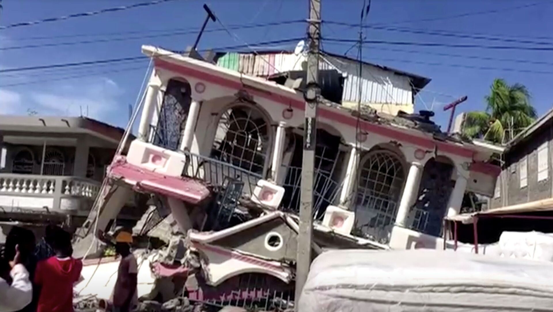 A view of a collapsed building following an earthquake, in Les Cayes, Haiti, in this still image taken from a video obtained by Reuters on August 14, 2021 - Sputnik International, 1920, 14.08.2021