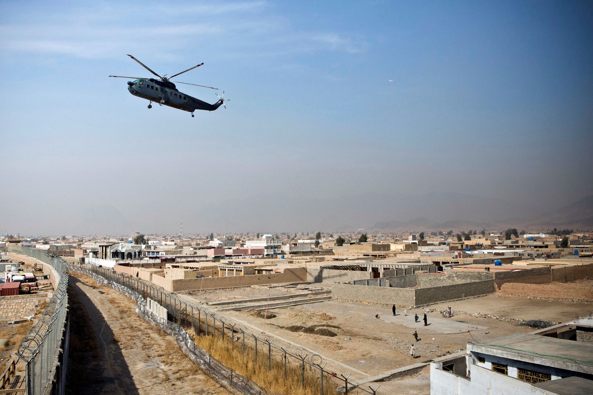  A military helicopter lands at Camp Nathan Smith in Kandahar City, Kandahar Province, Afghanistan, January 16, 2013.   - Sputnik International, 1920, 07.09.2021