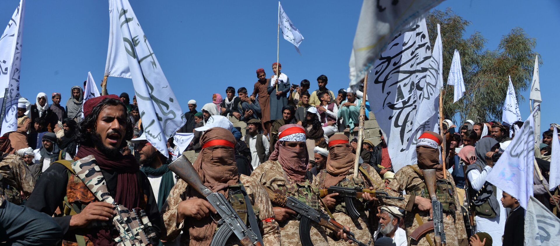 Afghan Taliban militants and villagers attend a gathering as they celebrate the peace deal and their victory in the Afghan conflict on US in Afghanistan, in Alingar district of Laghman Province on March 2, 2020 - Sputnik International, 1920, 16.08.2021