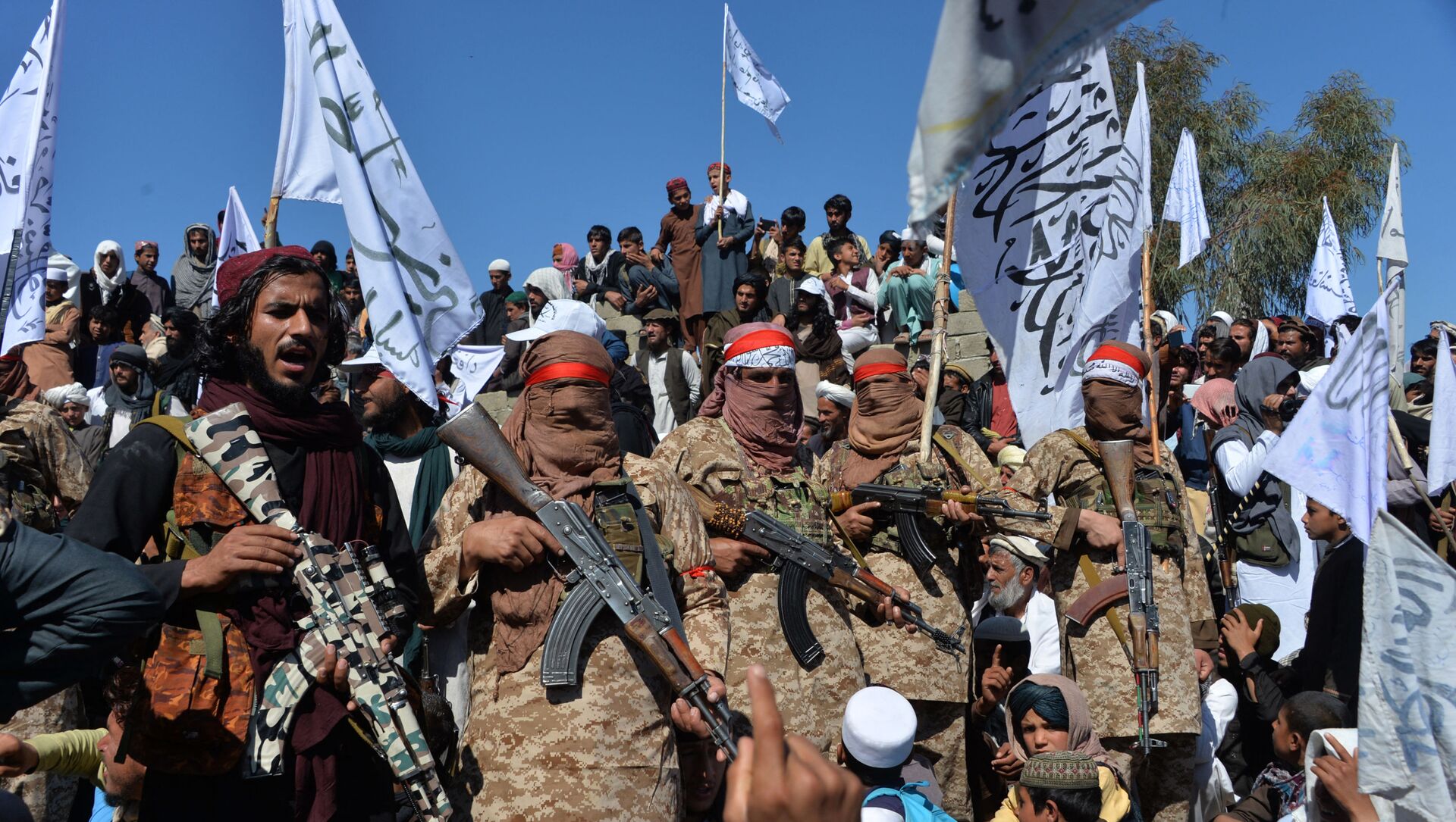 Afghan Taliban militants and villagers attend a gathering as they celebrate the peace deal and their victory in the Afghan conflict on US in Afghanistan, in Alingar district of Laghman Province on March 2, 2020 - Sputnik International, 1920, 16.08.2021