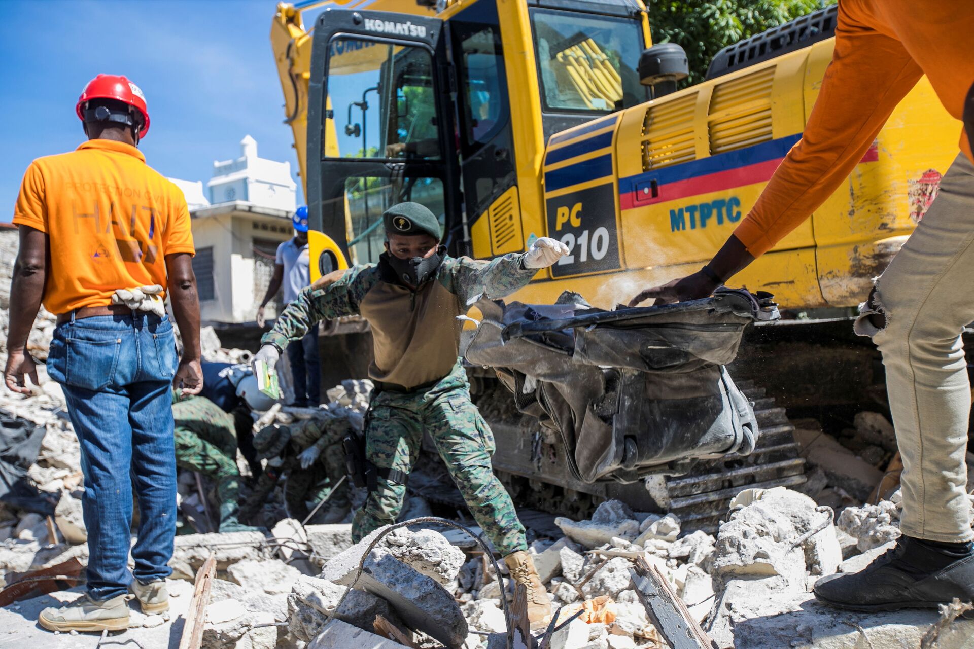 Soldiers and members of a rescue and protection team clean debris from a house after a 7.2 magnitude earthquake in Les Cayes, Haiti August 15, 2021 - Sputnik International, 1920, 30.09.2021