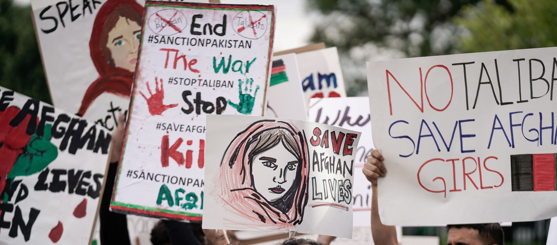 Demonstrators shout Peace in Afghanistan and hold up signs as they gather in front of the White House in Washington, U.S., August 15, 2021 on the day Taliban insurgents entered Afghanistan's capital Kabul - Sputnik International, 1920, 15.08.2021