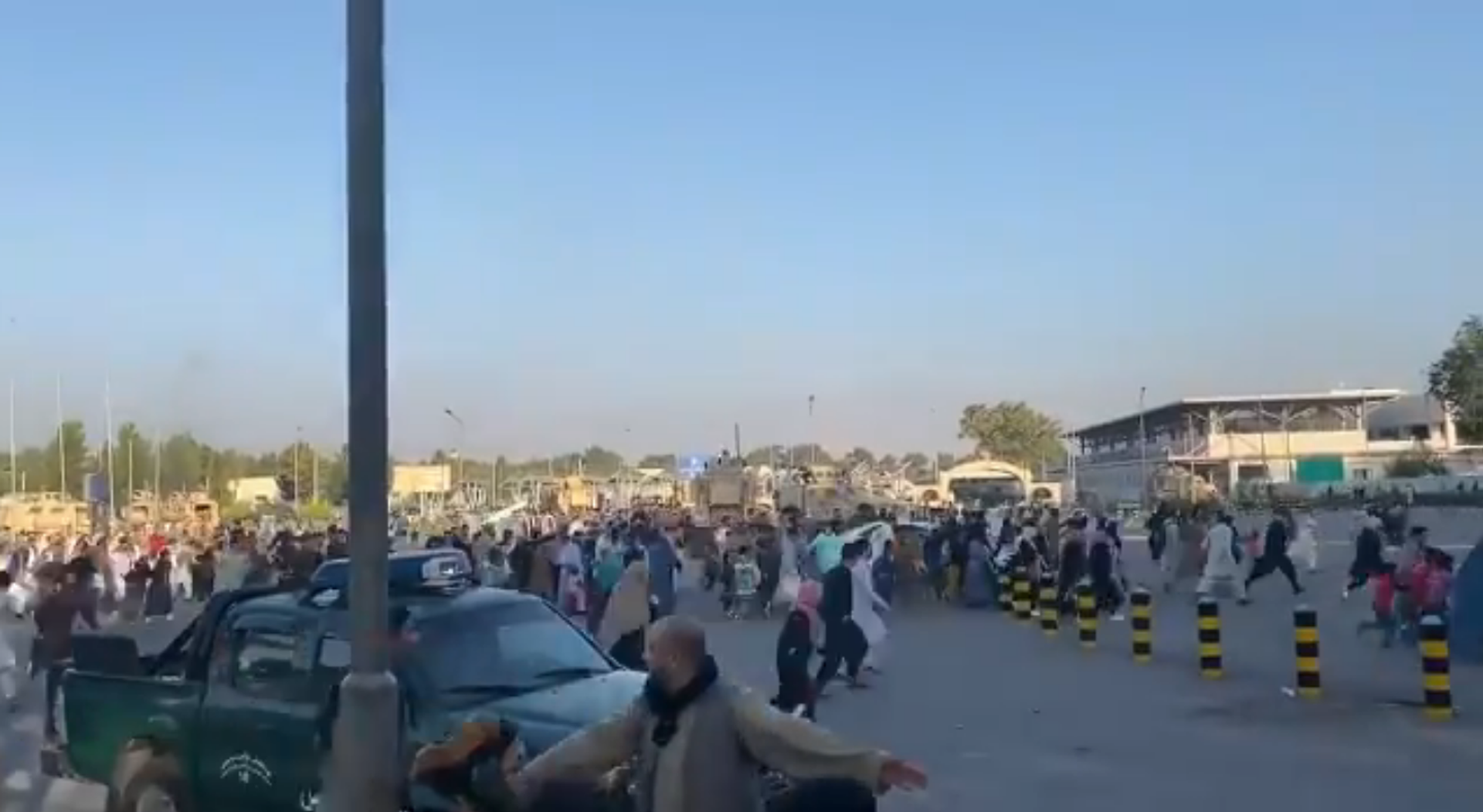 Screenshot from a video allegedly showing a crowd of people rushing to the Kabul international airport as gunshots are heard - Sputnik International, 1920, 07.09.2021