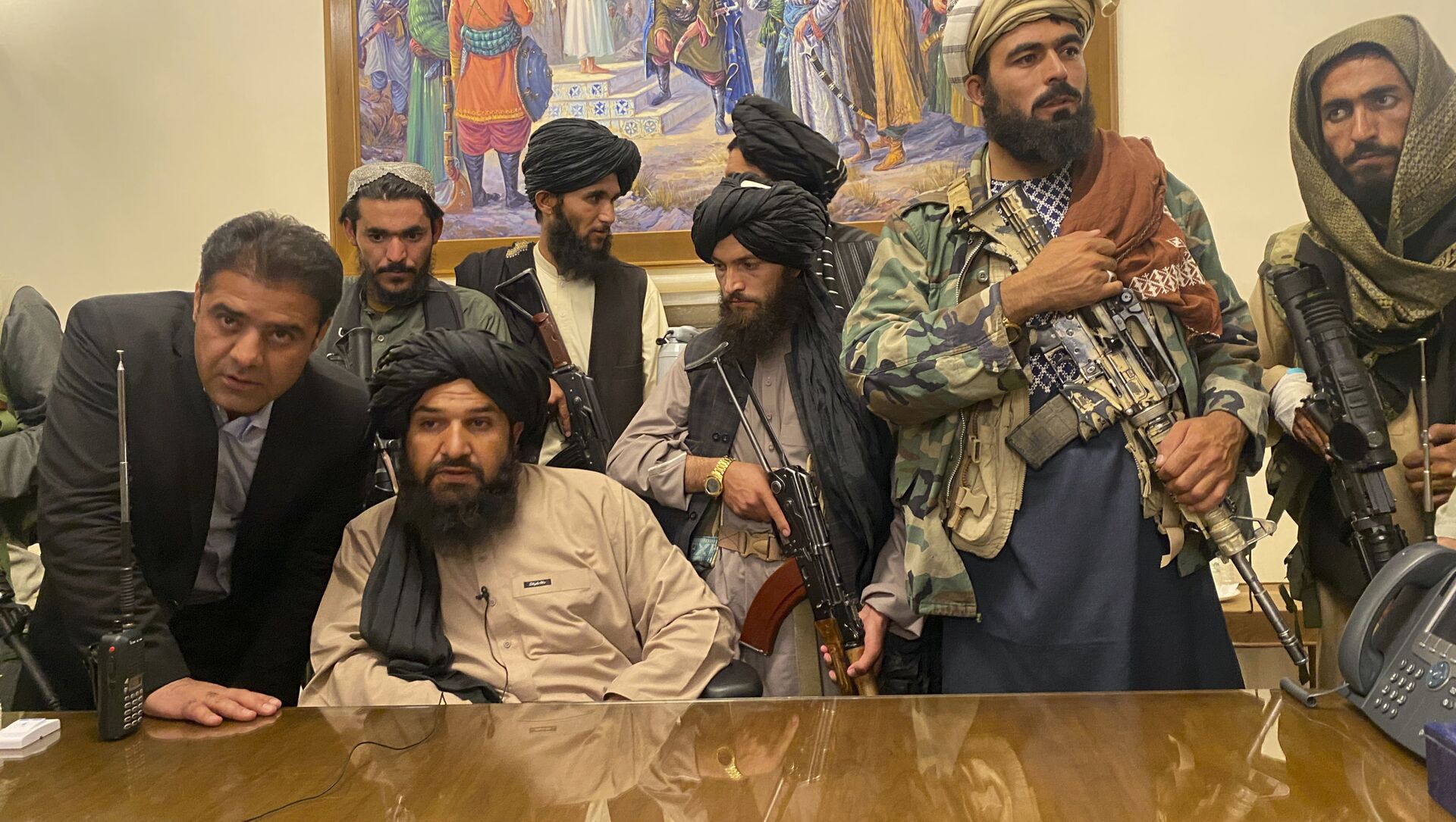 Taliban fighters take control of Afghan presidential palace after the Afghan President Ashraf Ghani fled the country, in Kabul, Afghanistan, Sunday, Aug. 15, 2021. - Sputnik International, 1920, 17.08.2021