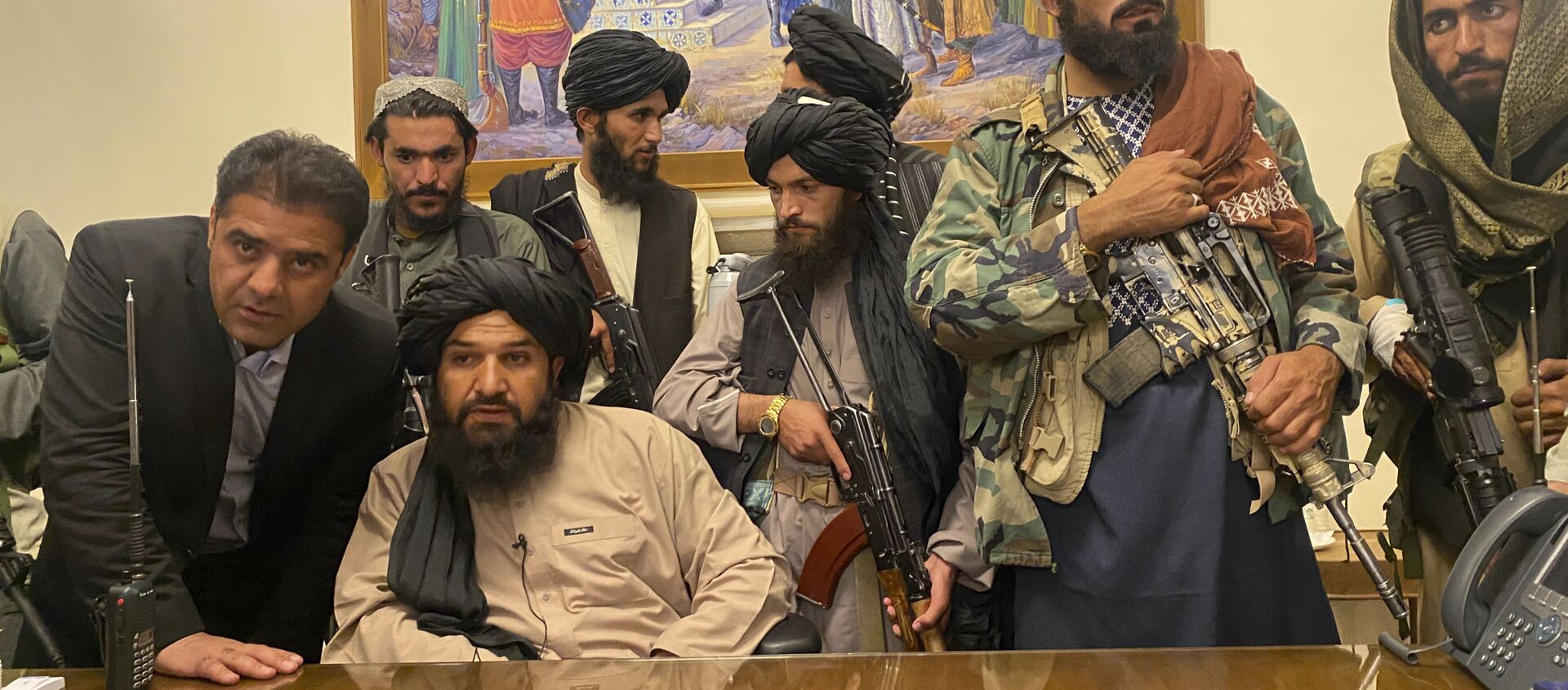 Taliban fighters take control of Afghan presidential palace after the Afghan President Ashraf Ghani fled the country, in Kabul, Afghanistan, Sunday, Aug. 15, 2021. - Sputnik International, 1920