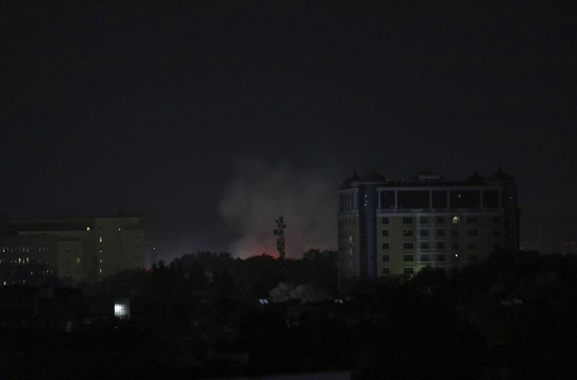 Smoke rises next to the U.S. Embassy in Kabul, Afghanistan, Sunday, Aug. 15, 2021.  - Sputnik International, 1920, 07.09.2021
