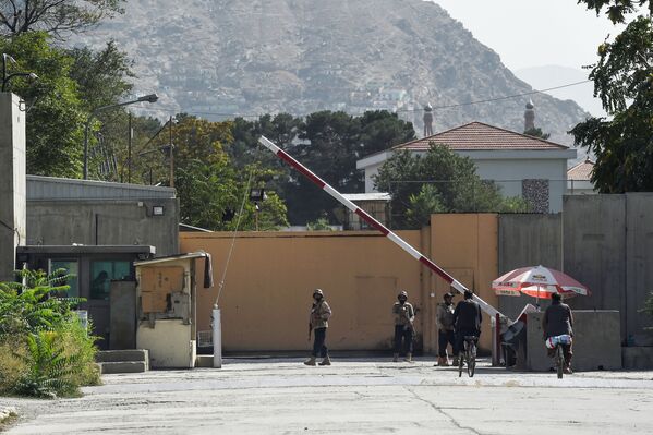 Afghan security personnel stand guard in front of a gate in the Green Zone in Kabul on 15 August 2021. - Sputnik International