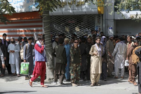 Afghans wait in long lines for hours to withdraw money, in front of Kabul Bank, in Kabul, Afghanistan, Sunday, 15 August 2021. - Sputnik International