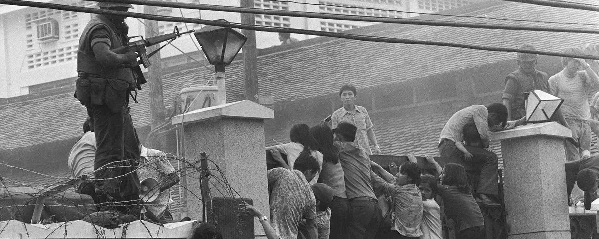 People clamber into the US embassy compound during the fall of Saigon in 1975 - Sputnik International, 1920, 16.08.2021