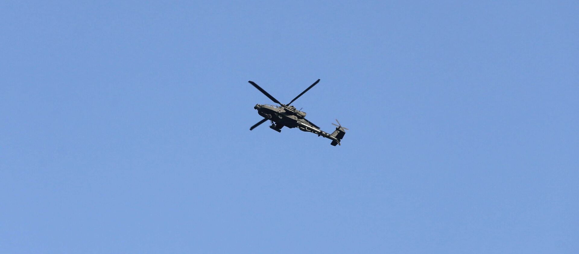 Army Apache helicopter flies over Kabul, Afghanistan August 15, 2021. REUTERS/Stringer - Sputnik International, 1920