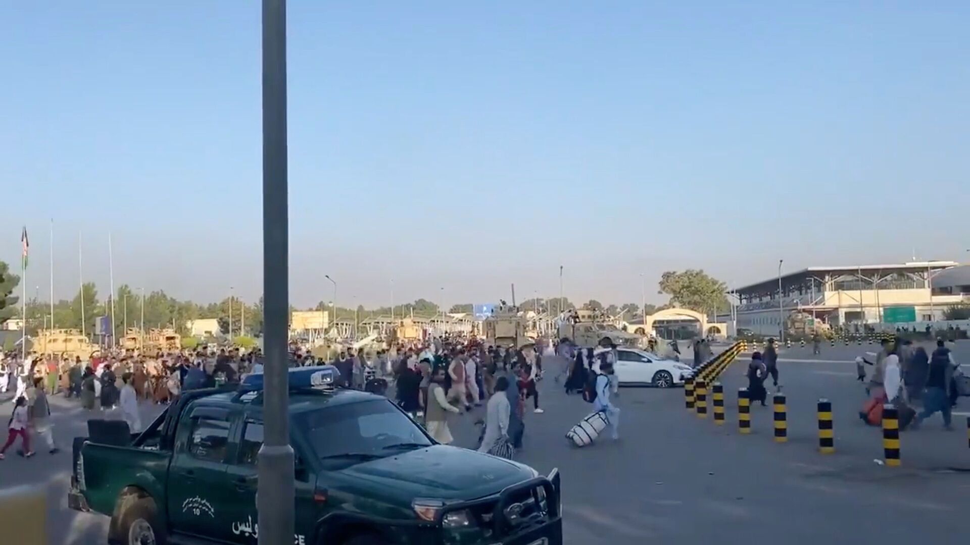 A horde of people run towards the Kabul Airport Terminal, after Taliban insurgents took control of the presidential palace in Kabul, August 16, 2021, in this still image taken from video obtained from social media - Sputnik International, 1920, 07.09.2021