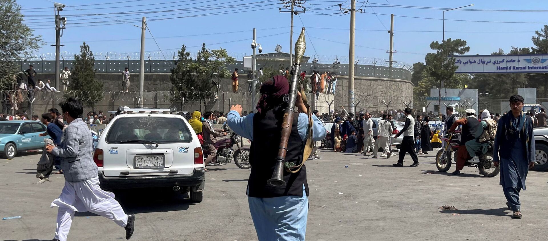 A member of Taliban forces inspects the area outside Hamid Karzai International Airport in Kabul, Afghanistan August 16, 2021 - Sputnik International, 1920