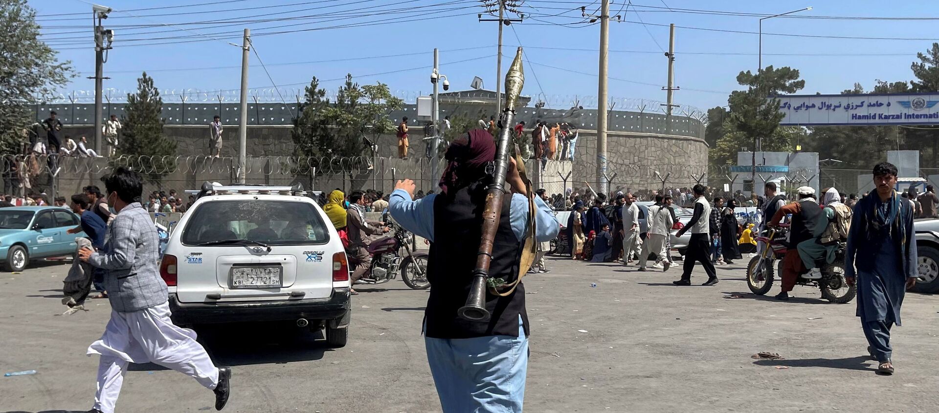 A member of Taliban forces inspects the area outside Hamid Karzai International Airport in Kabul, Afghanistan August 16, 2021 - Sputnik International, 1920, 16.08.2021