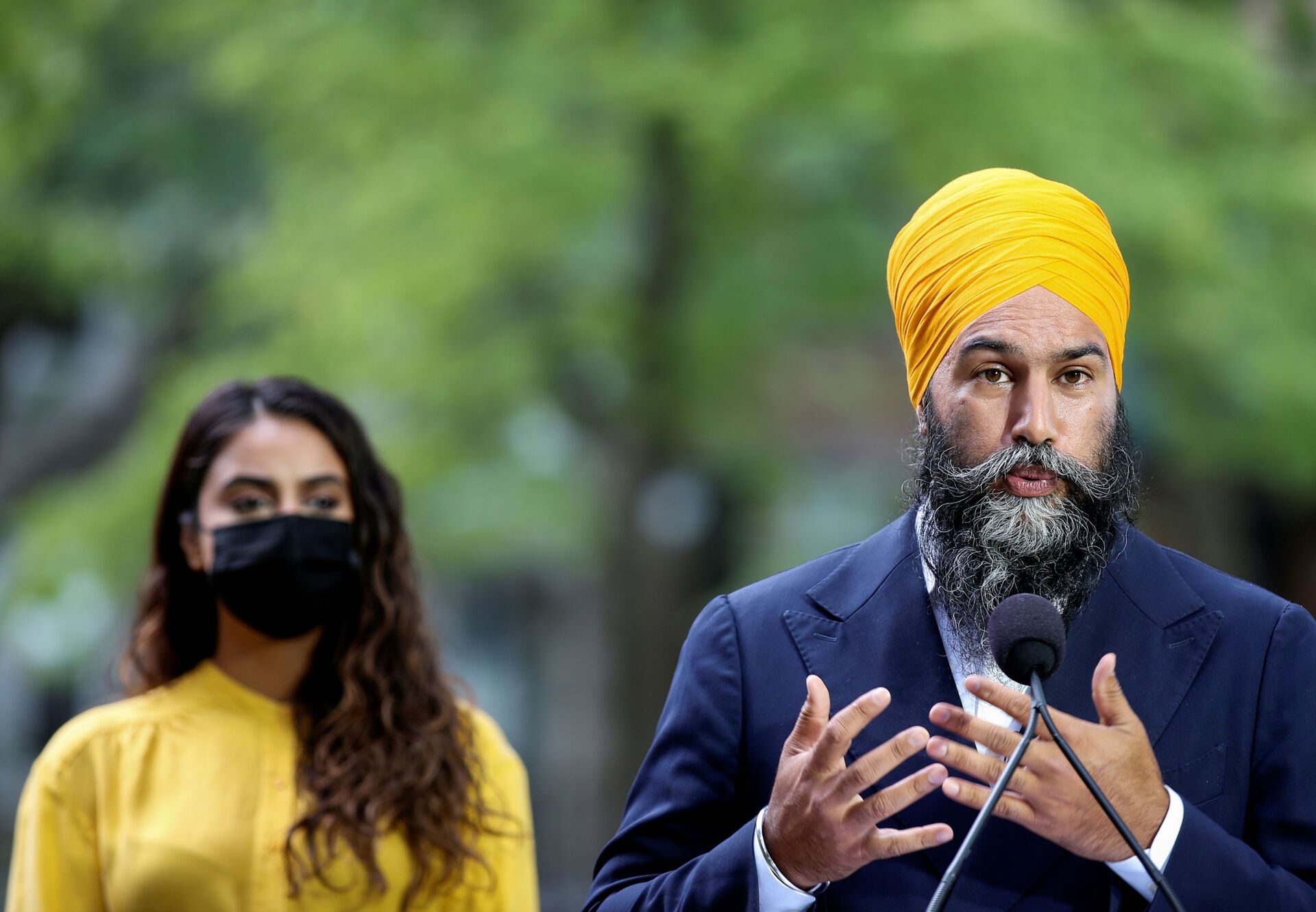 Jagmeet Singh, leader of Canada's New Democratic Party, speaks as his wife looks on - Sputnik International, 1920, 07.09.2021