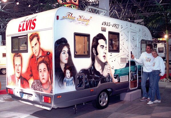 An exhibitor visits Caravan Salon 97. The image shows a motorhome painted with scenes from the life of Elvis. - Sputnik International