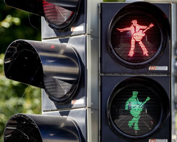 Walking figures depicting late US rock and roll legend Elvis Presley appear on a traffic light in Bad Nauheim, Germany, Friday, 5 July 2019. Presley went to Bad Nauheim in 1958 during his military service. - Sputnik International