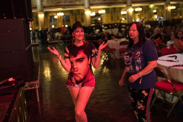 Elvis Presley fans dance as tribute artist Jo El performs on the opening day of “Elvis Celebration 2018” at the Blackpool Winter Gardens in North West England on 29 June 2018. The three-day festival celebrating Elvis Presley brings together many tribute artists, traders, and fans of the “The King”. - Sputnik International