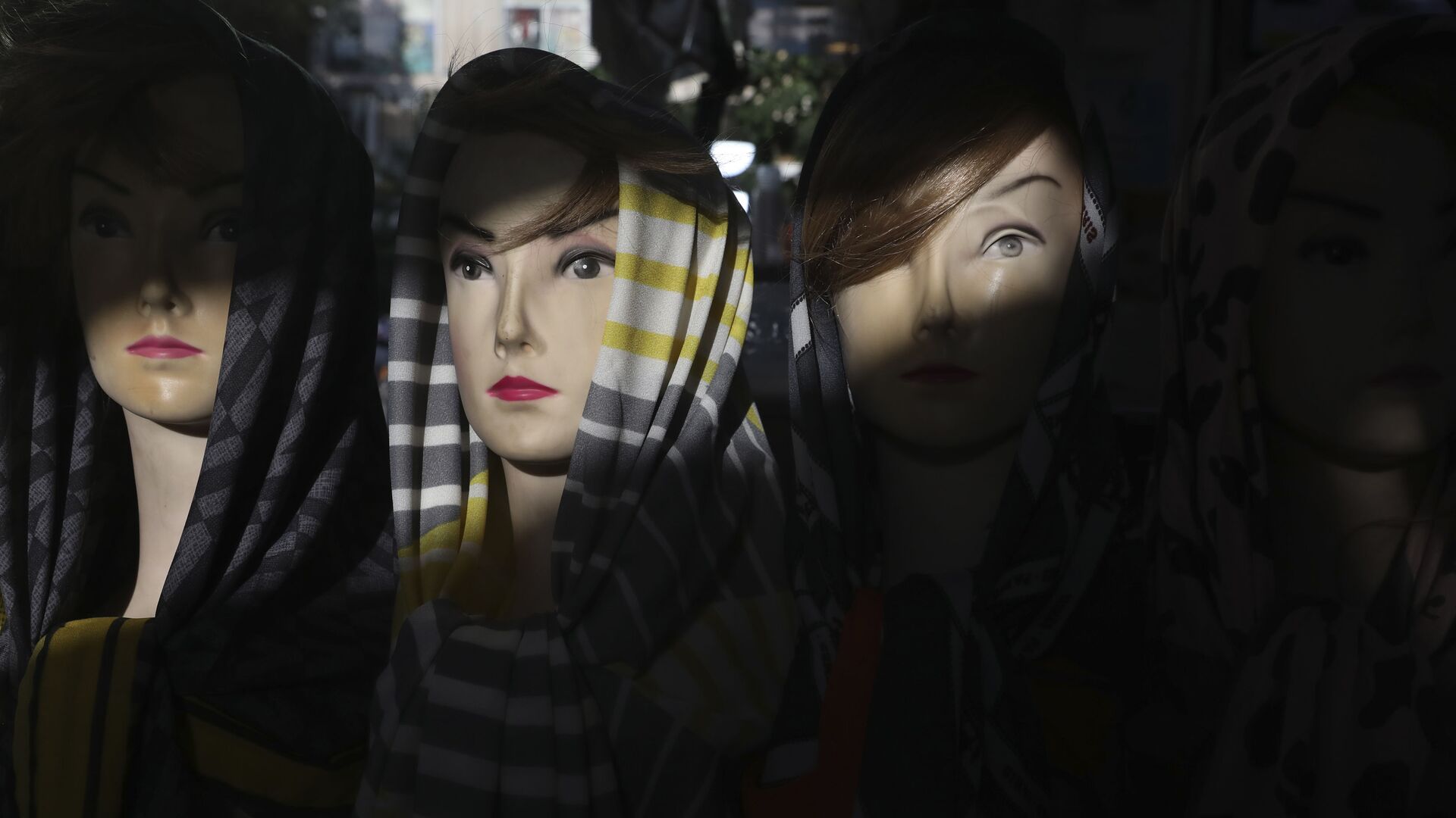 Mannequin heads dressed with head scarves at a shop in a commercial district in downtown Tehran, Iran, Saturday, July 17, 2021. - Sputnik International, 1920, 17.02.2022