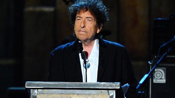 Bob Dylan accepts the 2015 MusiCares Person of the Year award at the 2015 MusiCares Person of the Year show in Los Angeles.  - Sputnik International