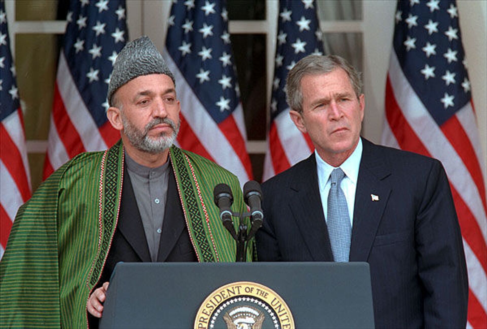Afghan Interim President Hamid Karzai and US President George W. Bush at a press conference in 2002 - Sputnik International, 1920, 07.09.2021