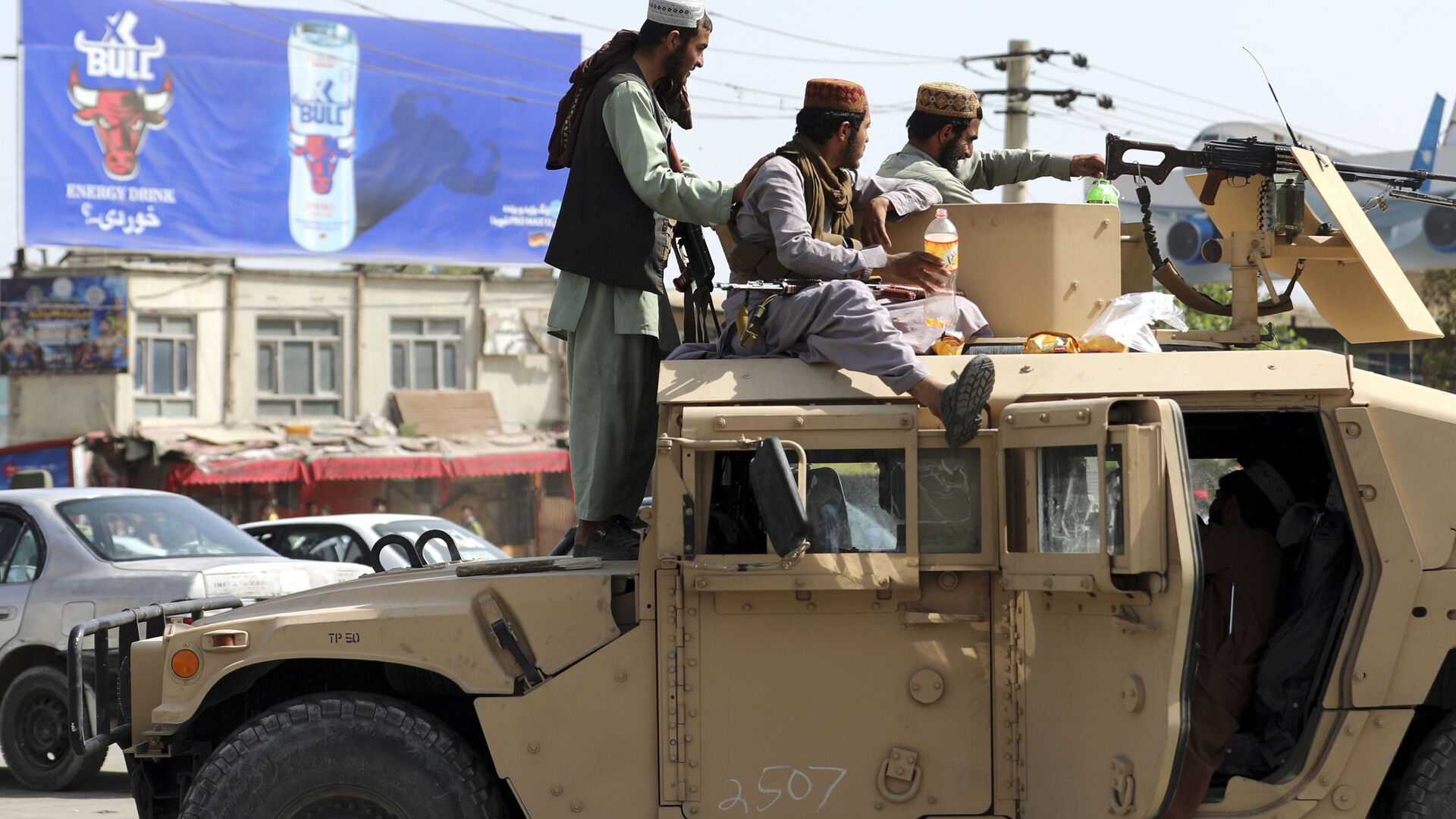 Taliban fighters stand guard in front of the Hamid Karzai International Airport, in Kabul, Afghanistan, Monday, Aug. 16, 2021. - Sputnik International, 1920, 29.08.2021