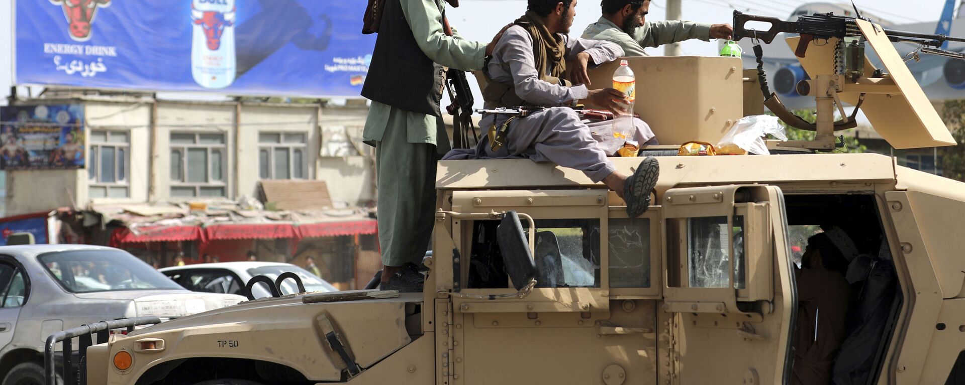 Taliban fighters stand guard in front of the Hamid Karzai International Airport, in Kabul, Afghanistan, Monday, Aug. 16, 2021. - Sputnik International, 1920, 17.08.2021