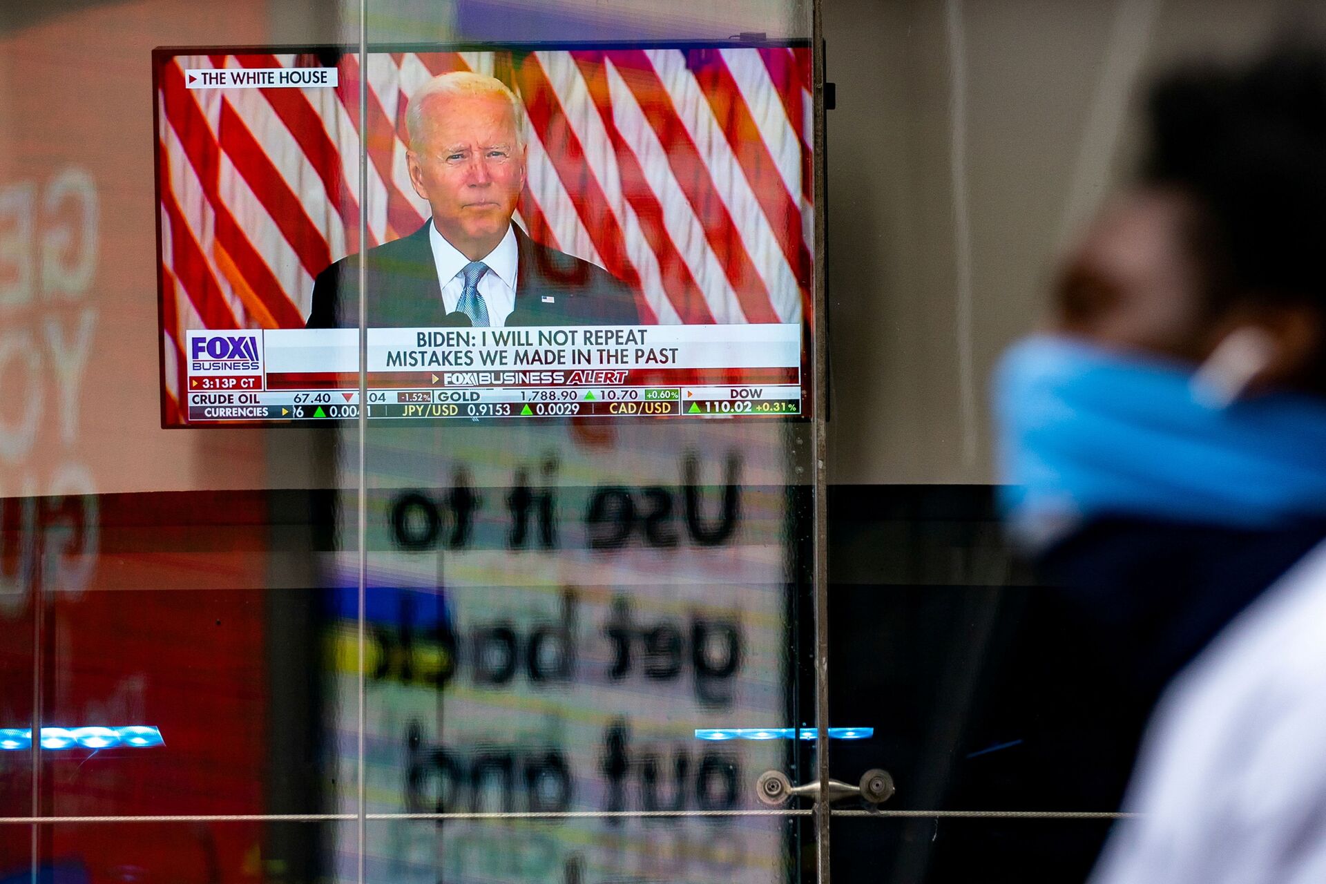 A screen displays U.S. President Joe Biden's remarks on the crisis in Afghanistan at the Nasdaq MarketSite in Times Square in New York City, U.S., August 16, 2021. - Sputnik International, 1920, 07.09.2021