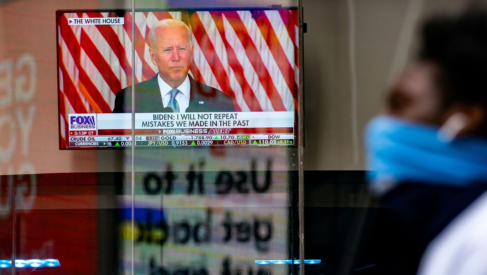 A screen displays U.S. President Joe Biden's remarks on the crisis in Afghanistan at the Nasdaq MarketSite in Times Square in New York City, U.S., August 16, 2021. - Sputnik International, 1920, 19.08.2021