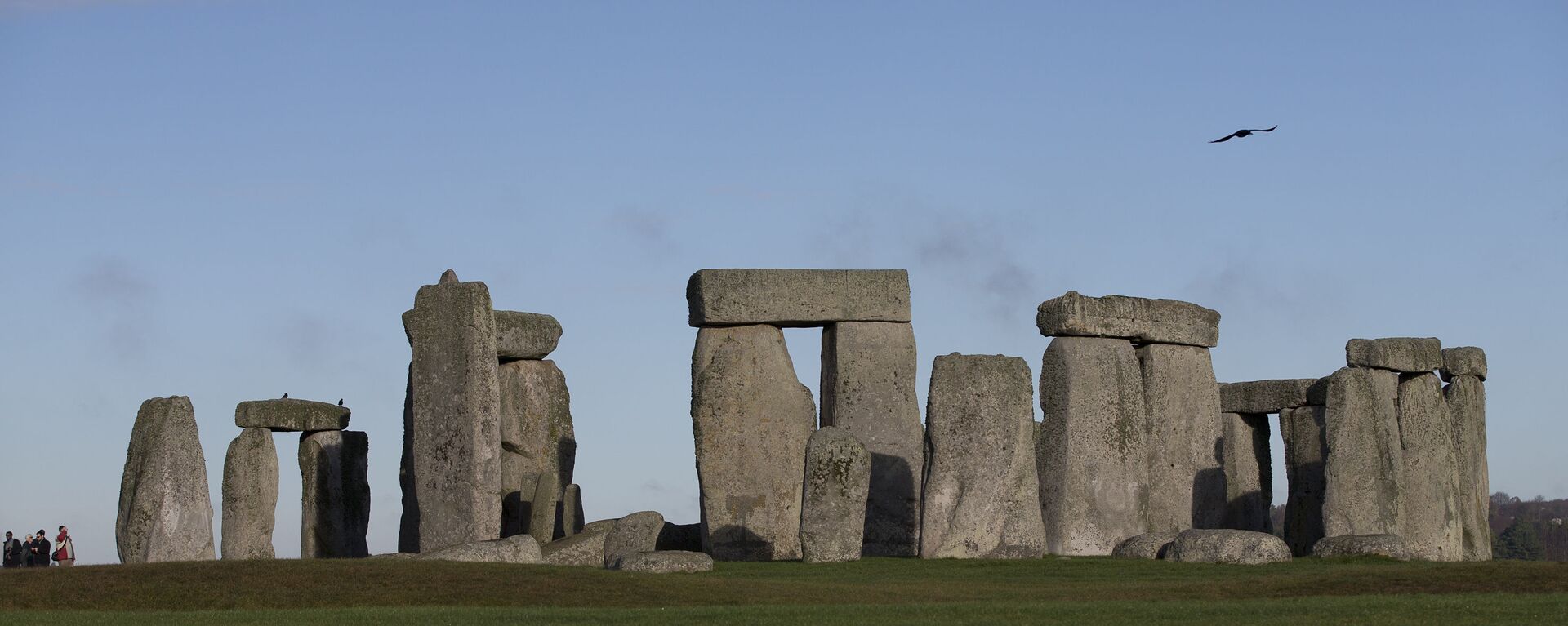 In this Tuesday, Dec. 17, 2013 file photo, visitors take photographs of the world heritage site of Stonehenge, England.  - Sputnik International, 1920, 02.03.2022