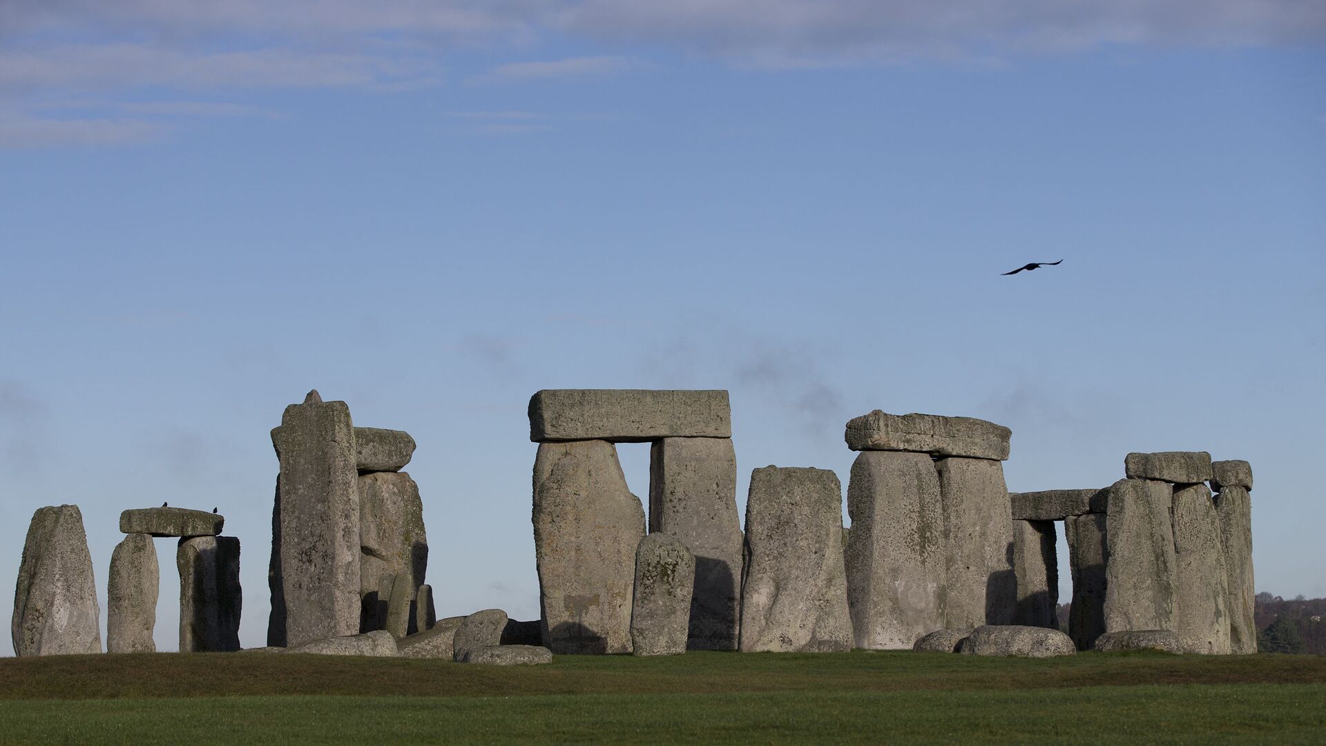 In this Tuesday, Dec. 17, 2013 file photo, visitors take photographs of the world heritage site of Stonehenge, England.  - Sputnik International, 1920, 17.08.2021