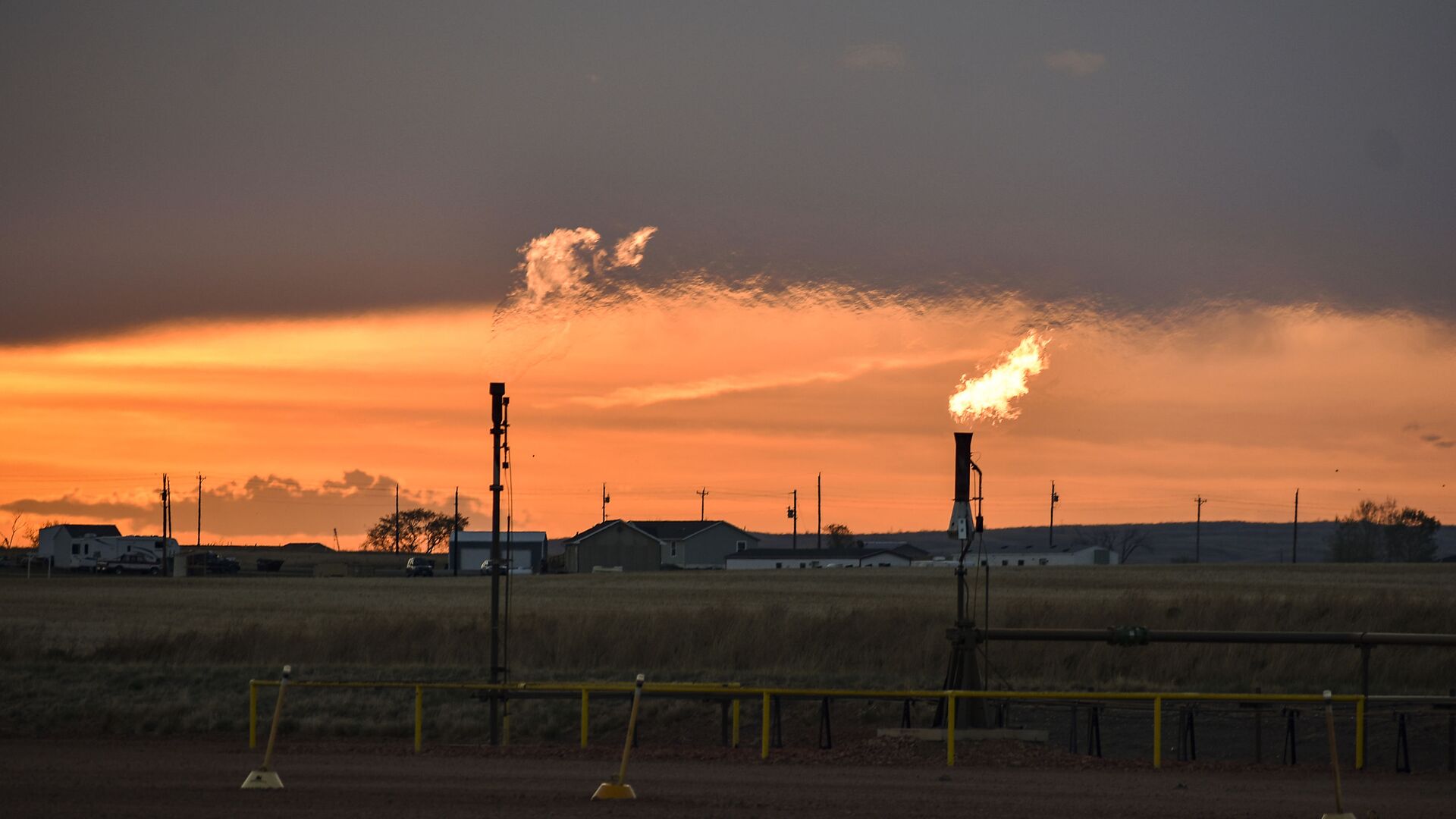 In this Tuesday, May 18, 2021, photo, flares burn natural gas from oil production in the Fort Berthold Indian Reservation east of New Town, North Dakota. - Sputnik International, 1920, 29.01.2022