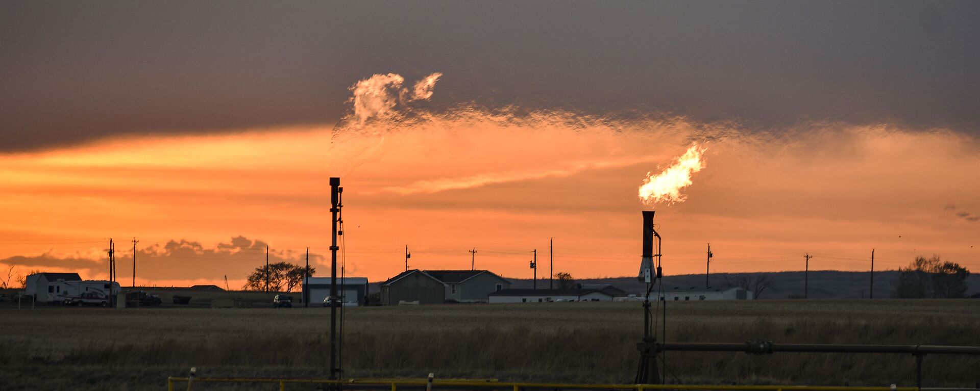 In this Tuesday, May 18, 2021, photo, flares burn natural gas from oil production in the Fort Berthold Indian Reservation east of New Town, North Dakota. - Sputnik International, 1920, 17.03.2022