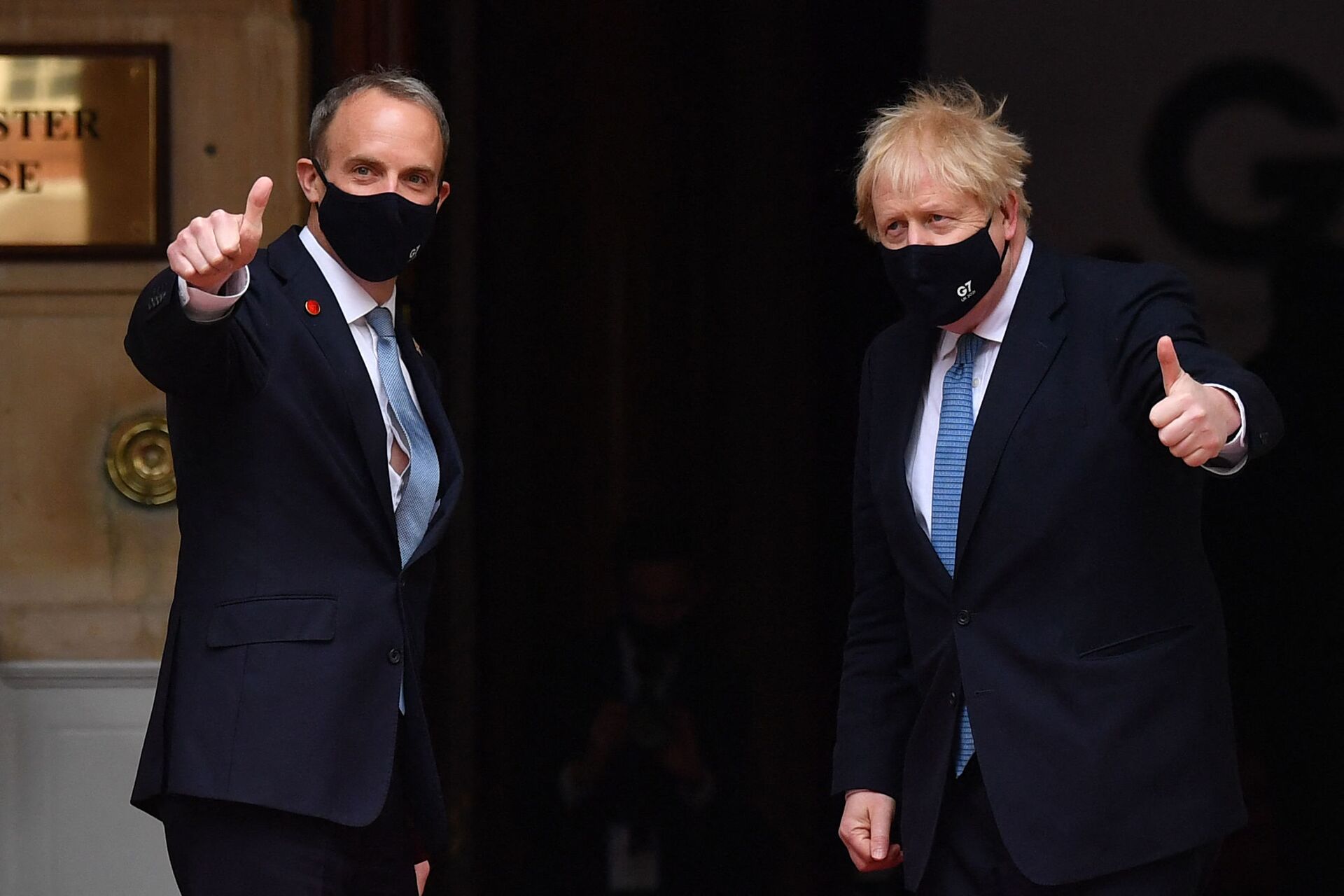 Britain's Prime Minister Boris Johnson (R) poses with Britain's Foreign Secretary Dominic Raab as he arrives at the G7 foreign ministers meeting in London on May 5, 2021 - Sputnik International, 1920, 07.09.2021