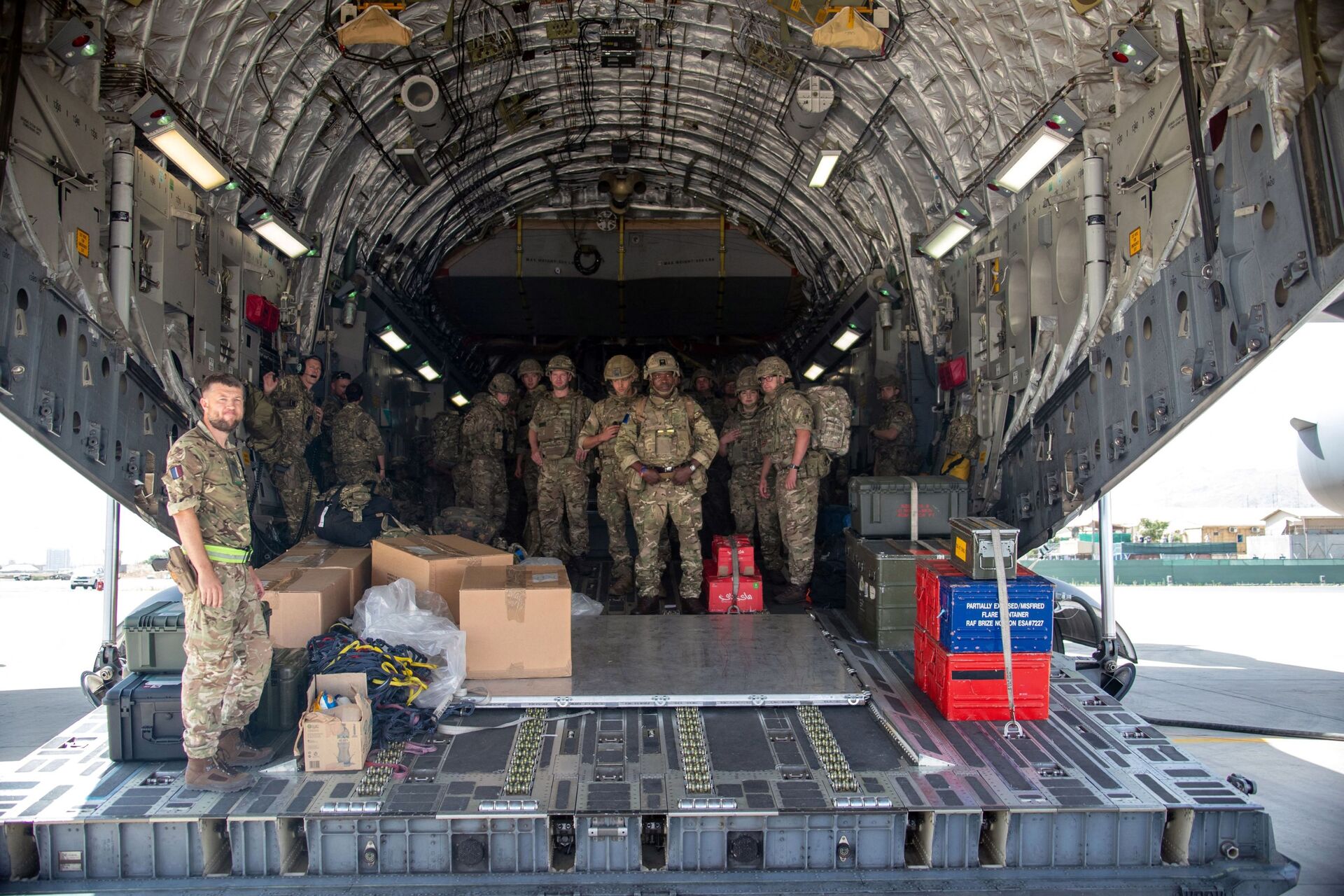 A handout picture taken and released by the British Ministry of Defence (MOD) on August 15, 2021 shows members of the British Army, from 16 Air Assault Brigade, as they disembark from an RAF Voyager aircraft after landing in Kabul, Afghanistan, to assist in evacuating British nationals and entitled persons as part of Operation PITTING - Sputnik International, 1920, 07.09.2021