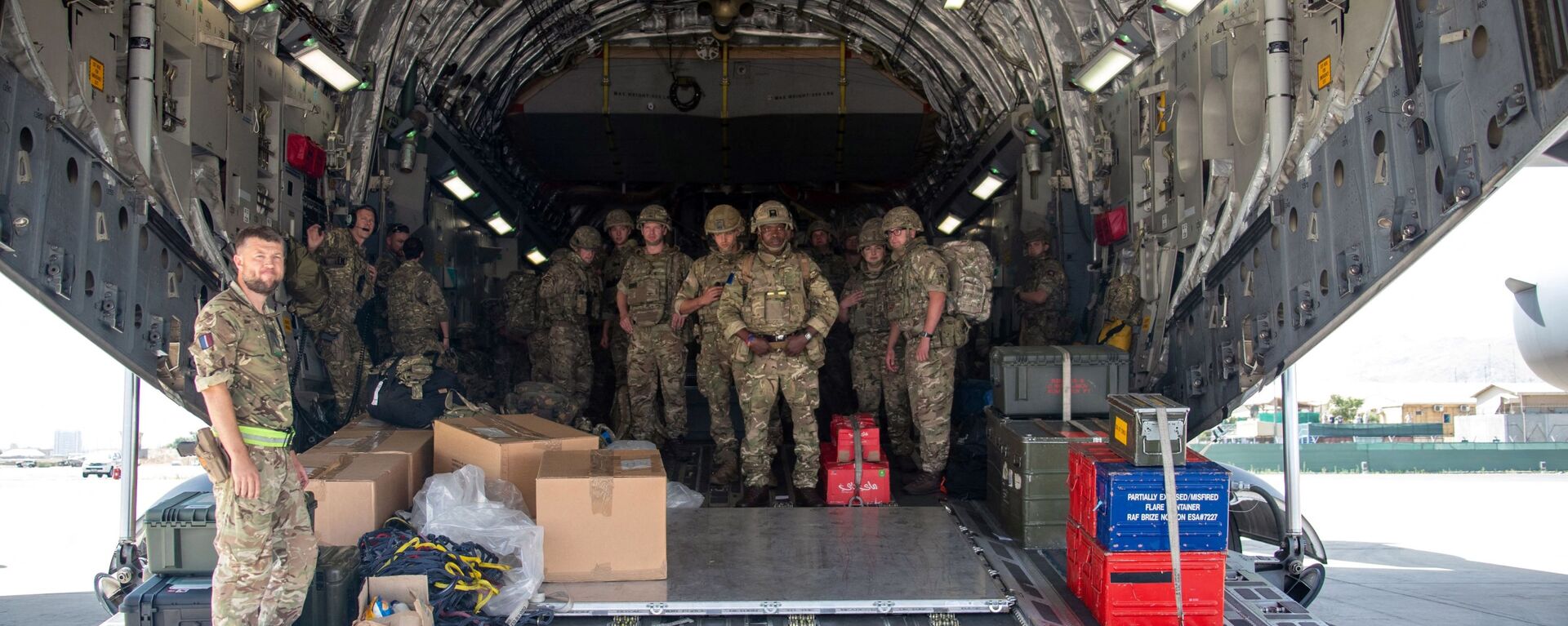A handout picture taken and released by the British Ministry of Defence (MOD) on August 15, 2021 shows members of the British Army, from 16 Air Assault Brigade, as they disembark from an RAF Voyager aircraft after landing in Kabul, Afghanistan, to assist in evacuating British nationals and entitled persons as part of Operation PITTING - Sputnik International, 1920