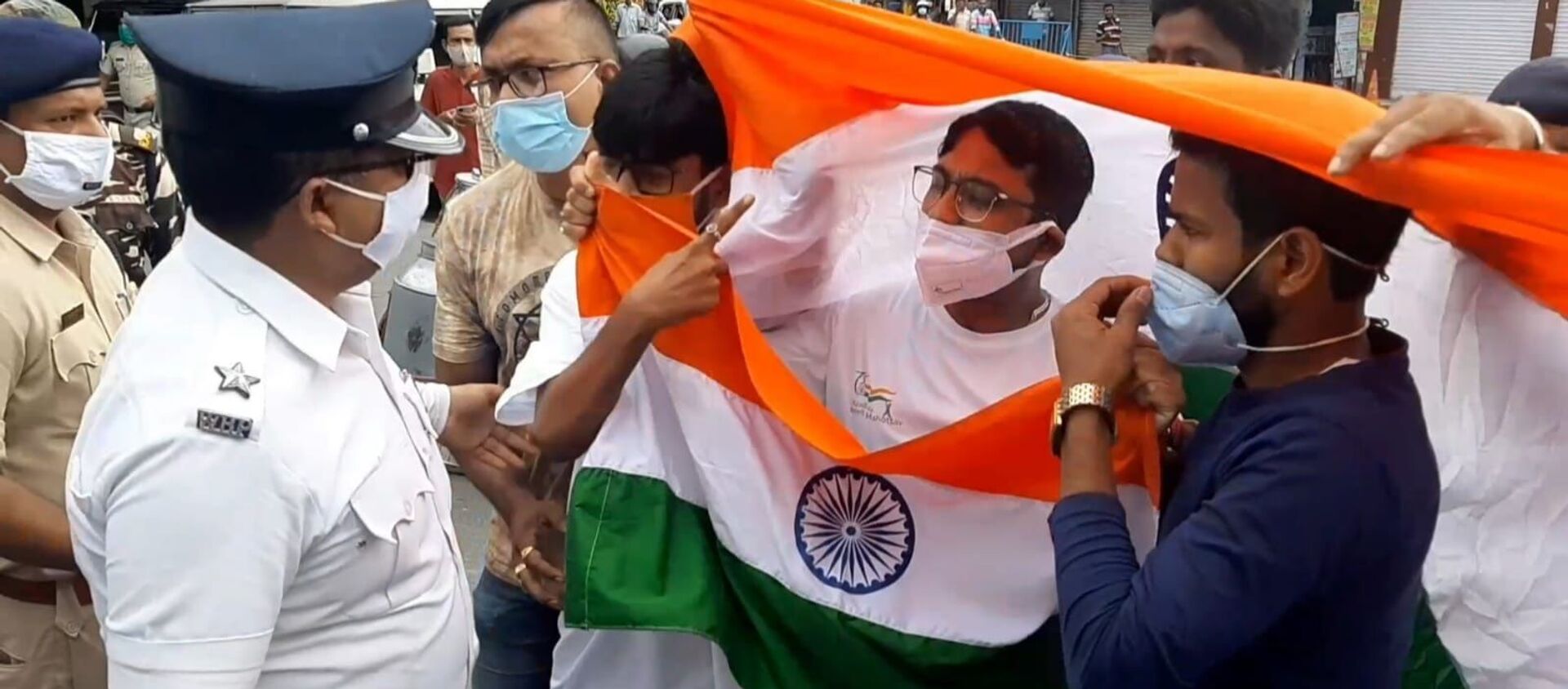 TMC Police has arrested our Siliguri MLA and other Yuva Morcha karyakartas while they were carrying the National Flag celebrating the 75th Independence Year - 'Azadi ka Amrit Mahotsav' - Sputnik International, 1920, 17.08.2021