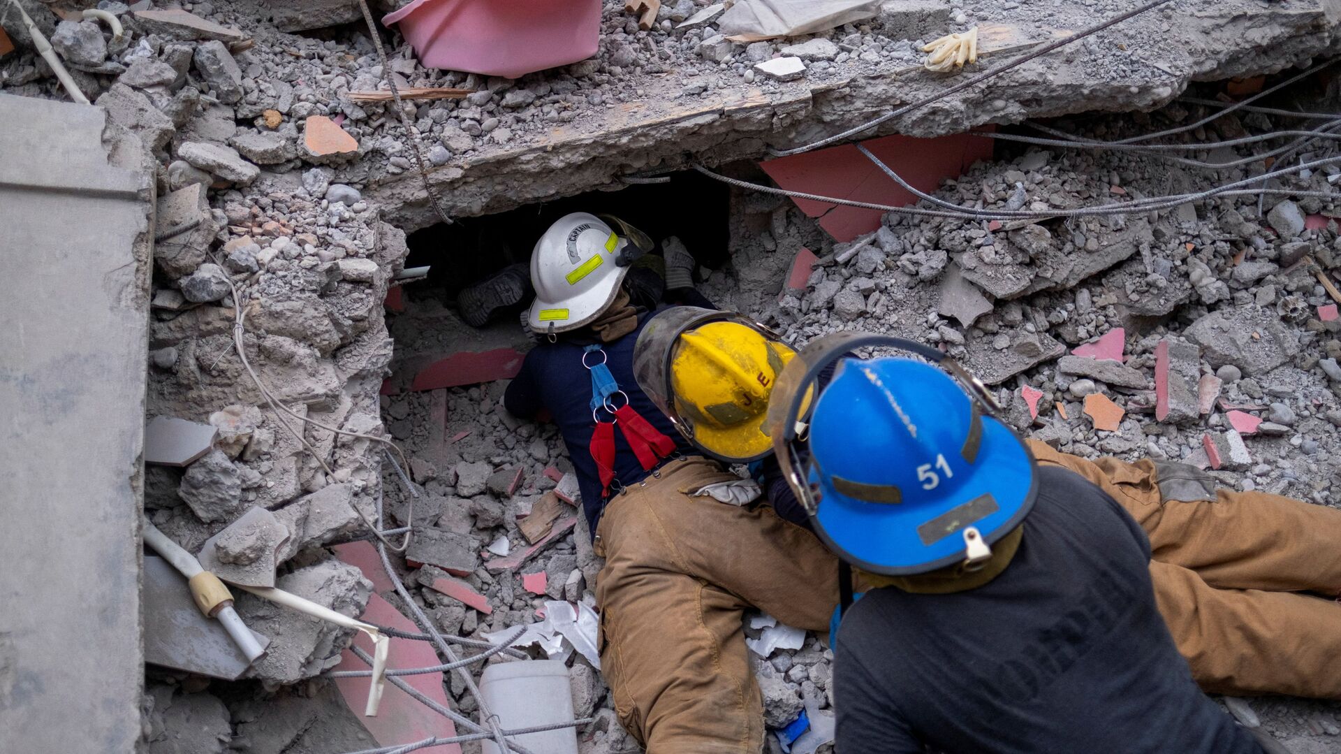 Поиск выживших под обломками разрушенного отеля после землетрясения магнитудой 7,2 в Ле-Ке, Гаити - Sputnik International, 1920, 07.09.2021