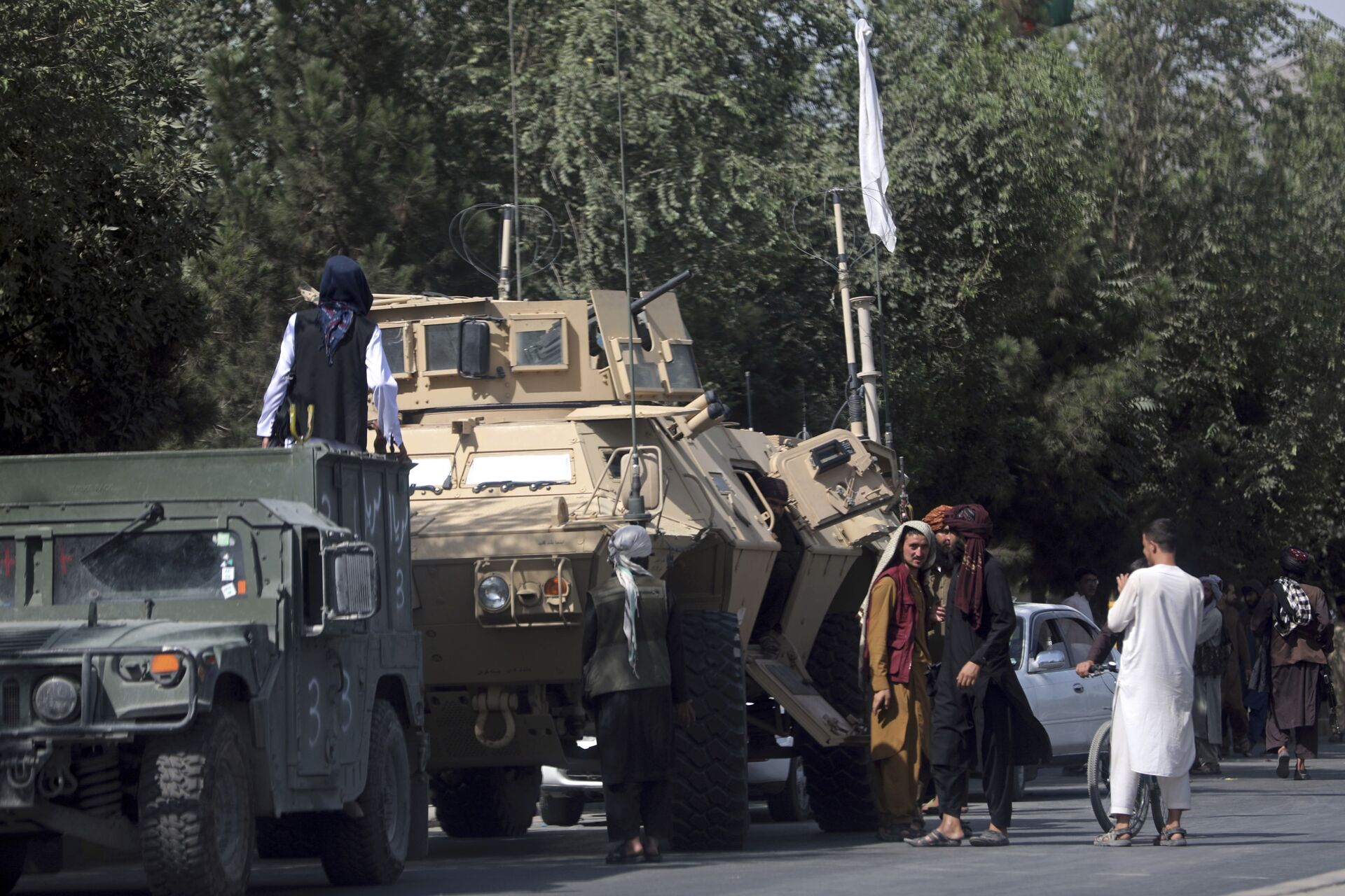 Taliban fighters stand guard on the road to the Hamid Karzai International Airport, in Kabul, Afghanistan, Monday, Aug. 16, 2021 - Sputnik International, 1920, 07.09.2021