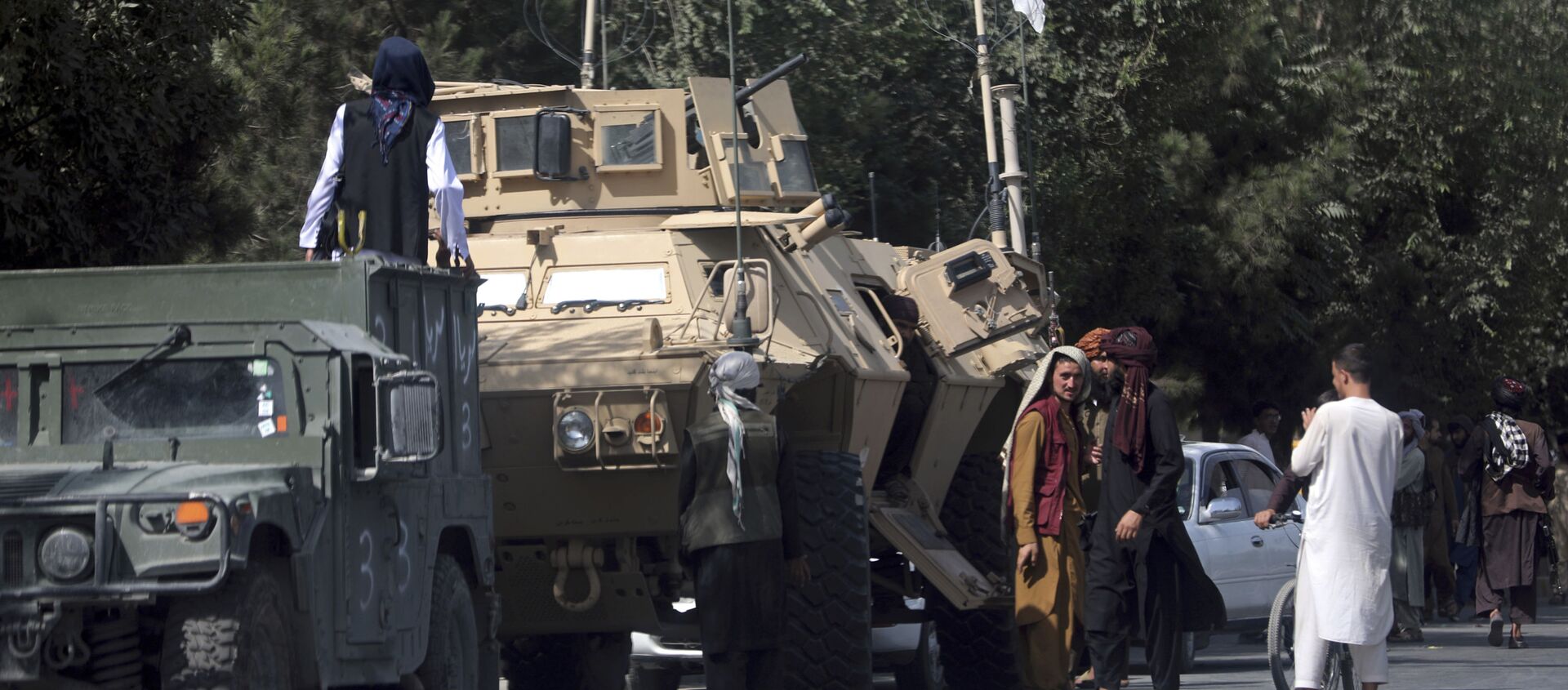 Taliban fighters stand guard on the road to the Hamid Karzai International Airport, in Kabul, Afghanistan, Monday, Aug. 16, 2021 - Sputnik International, 1920, 19.08.2021