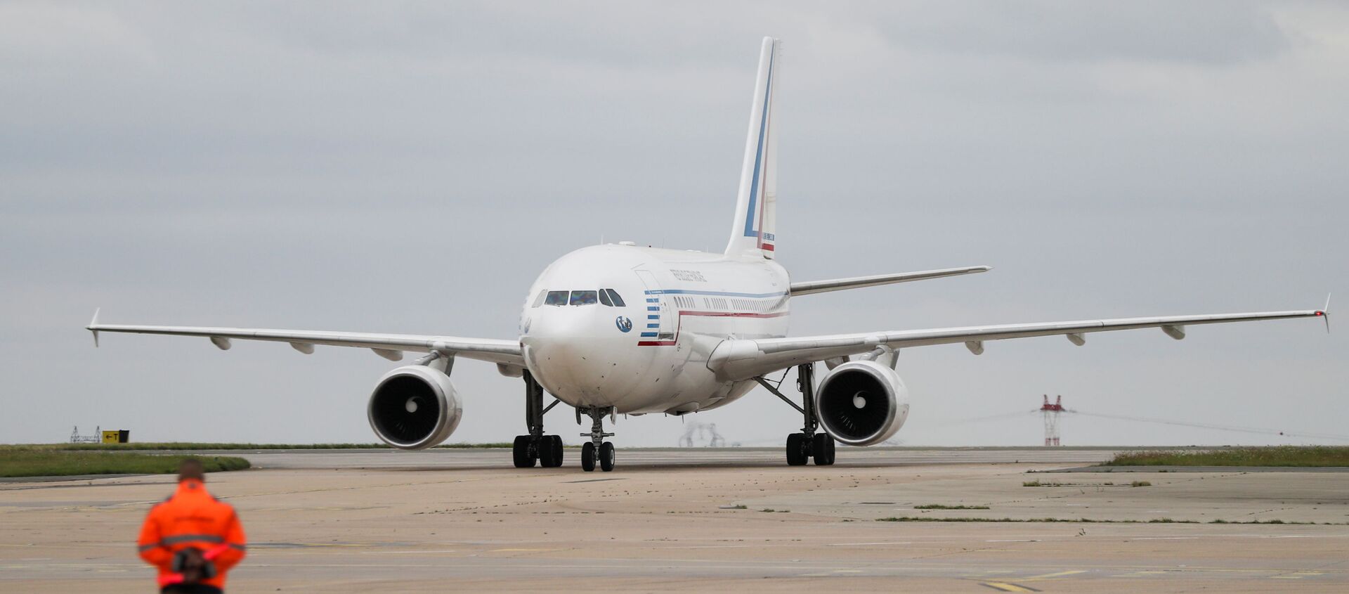 A plane carrying people who have been evacuated from Afghanistan taxis on the tarmac at Roissy Charles-de-Gaulle airport after Taliban insurgents entered Afghanistan's capital Kabul, in Paris, France, August 17, 2021. - Sputnik International, 1920