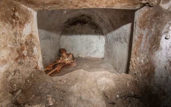 Mummified remains of Secundio at the discovery site in a tomb in the ancient Roman city of Pompeii - Sputnik International