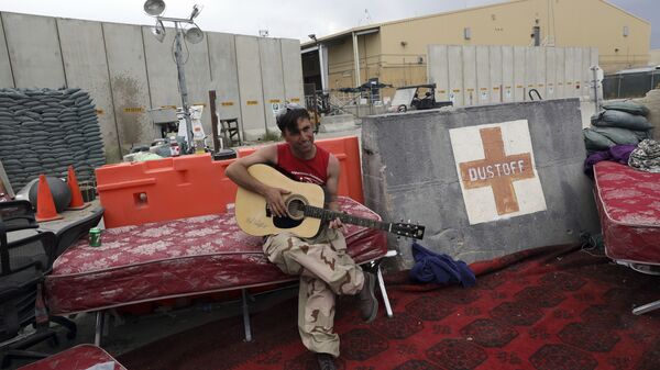 Афганский солдат с гитарой на базе Баграм в Афганистане  - Sputnik International