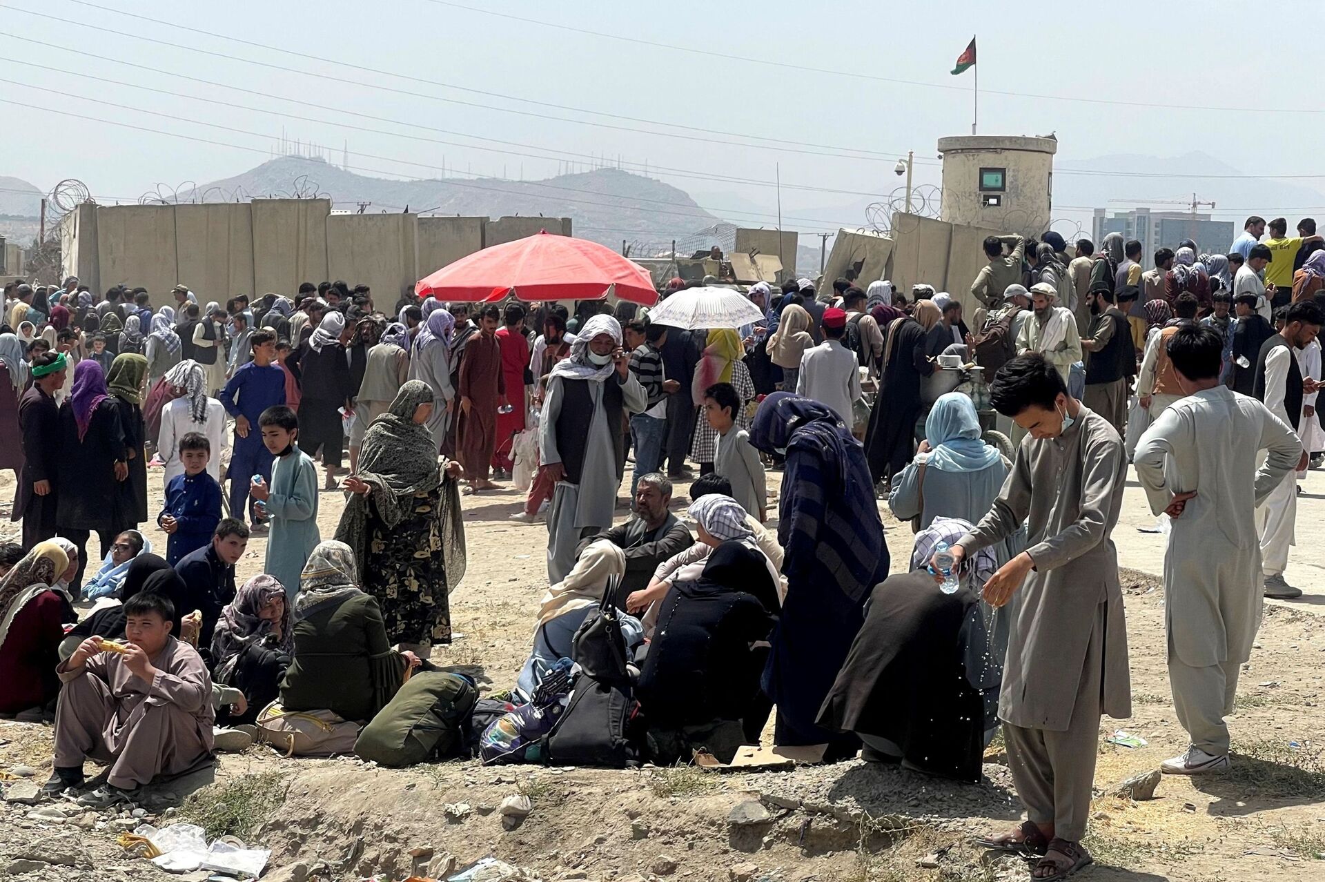 People wait outside Hamid Karzai International Airport in Kabul, Afghanistan August 17, 2021. - Sputnik International, 1920, 07.09.2021