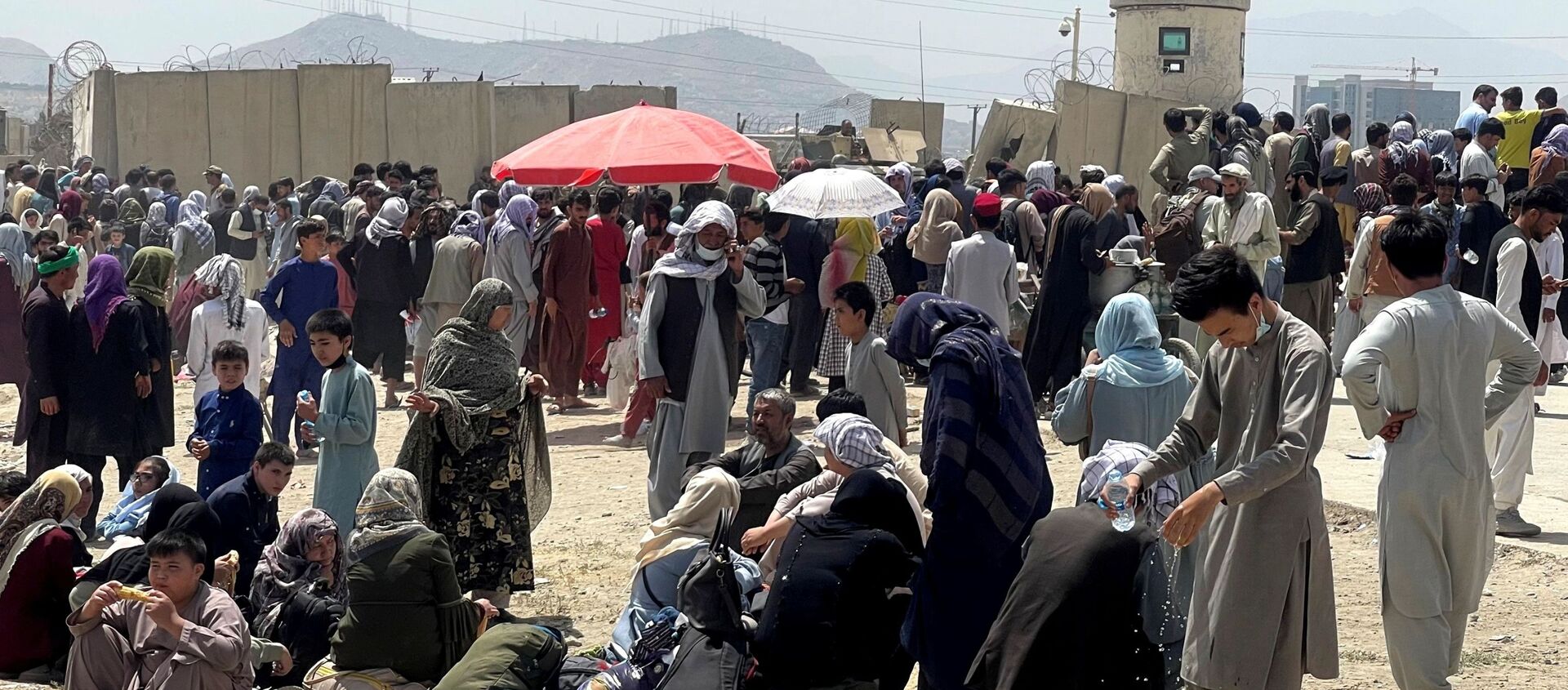 People wait outside Hamid Karzai International Airport in Kabul, Afghanistan August 17, 2021. - Sputnik International, 1920, 18.08.2021