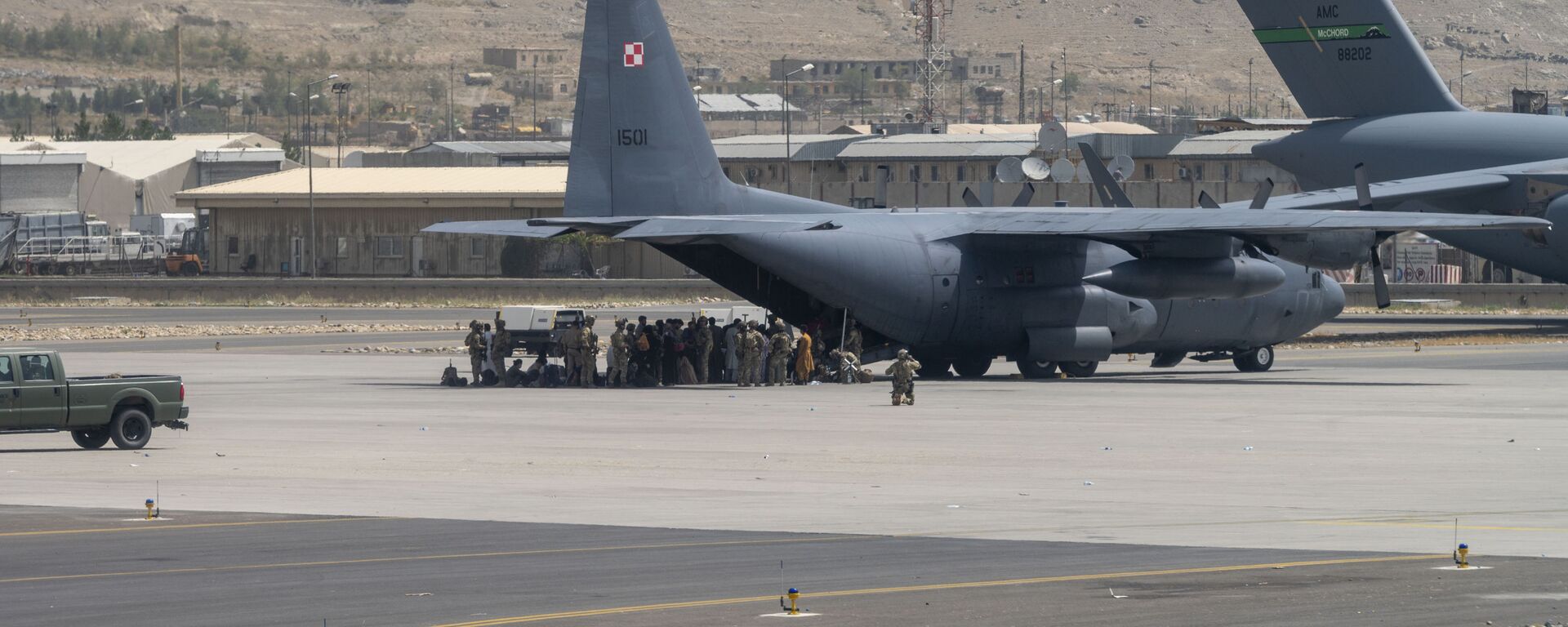 U.S. Department of Defense service members defend aircraft at Hamid Karzai International Airport (HKIA), in support of Operation Allies Refuge in Kabul, Afghanistan, Aug. 17, 2021. - Sputnik International, 1920, 25.08.2021