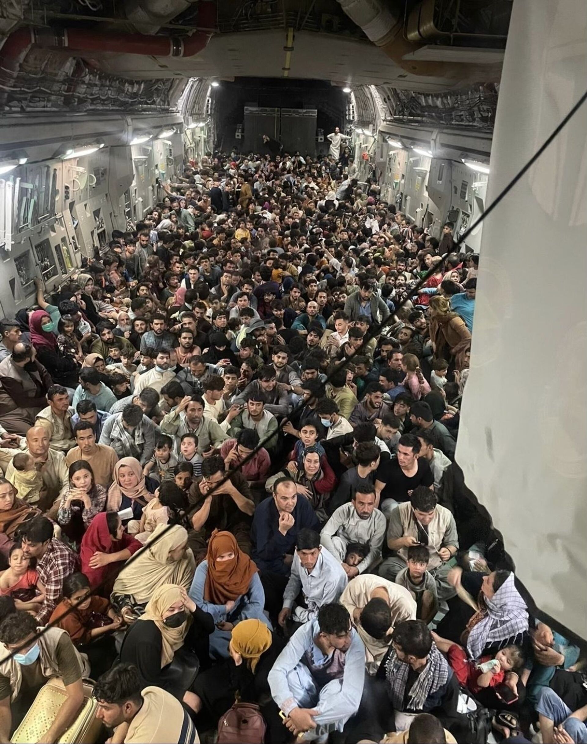 A U.S. Air Force C-17 Globemaster III safely transported approximately 640 Afghan citizens from Hamid Karzai International Airport Aug. 15, 2021. - Sputnik International, 1920, 07.09.2021