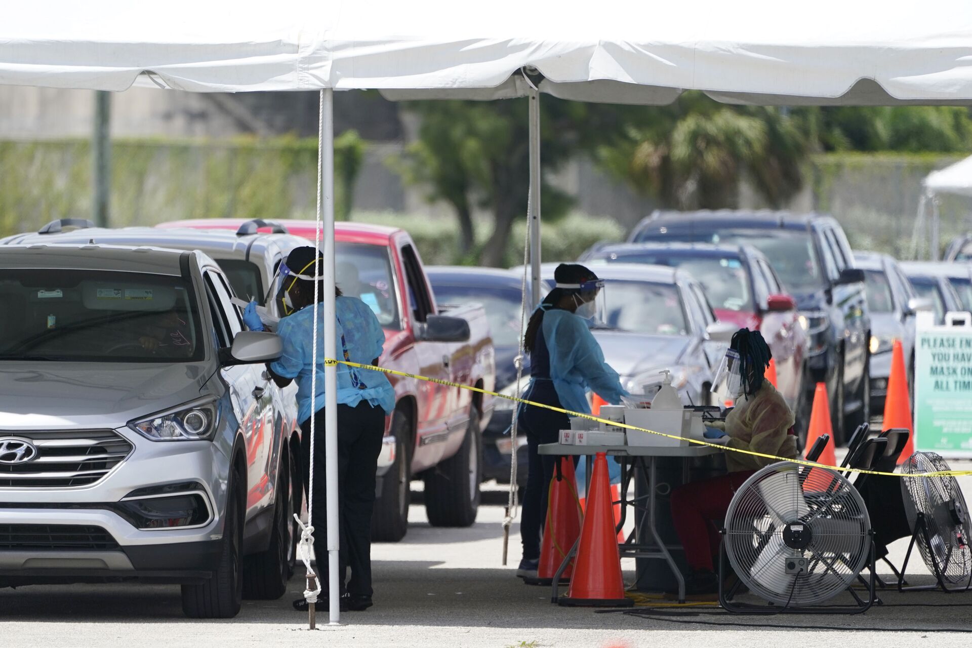 People wait in cars to get a COVID-19 test, Wednesday, Aug. 11, 2021, in Miami. COVID-19 has strained some Florida hospitals so much that ambulance services and fire departments can no longer respond as usual to every call. - Sputnik International, 1920, 22.09.2021