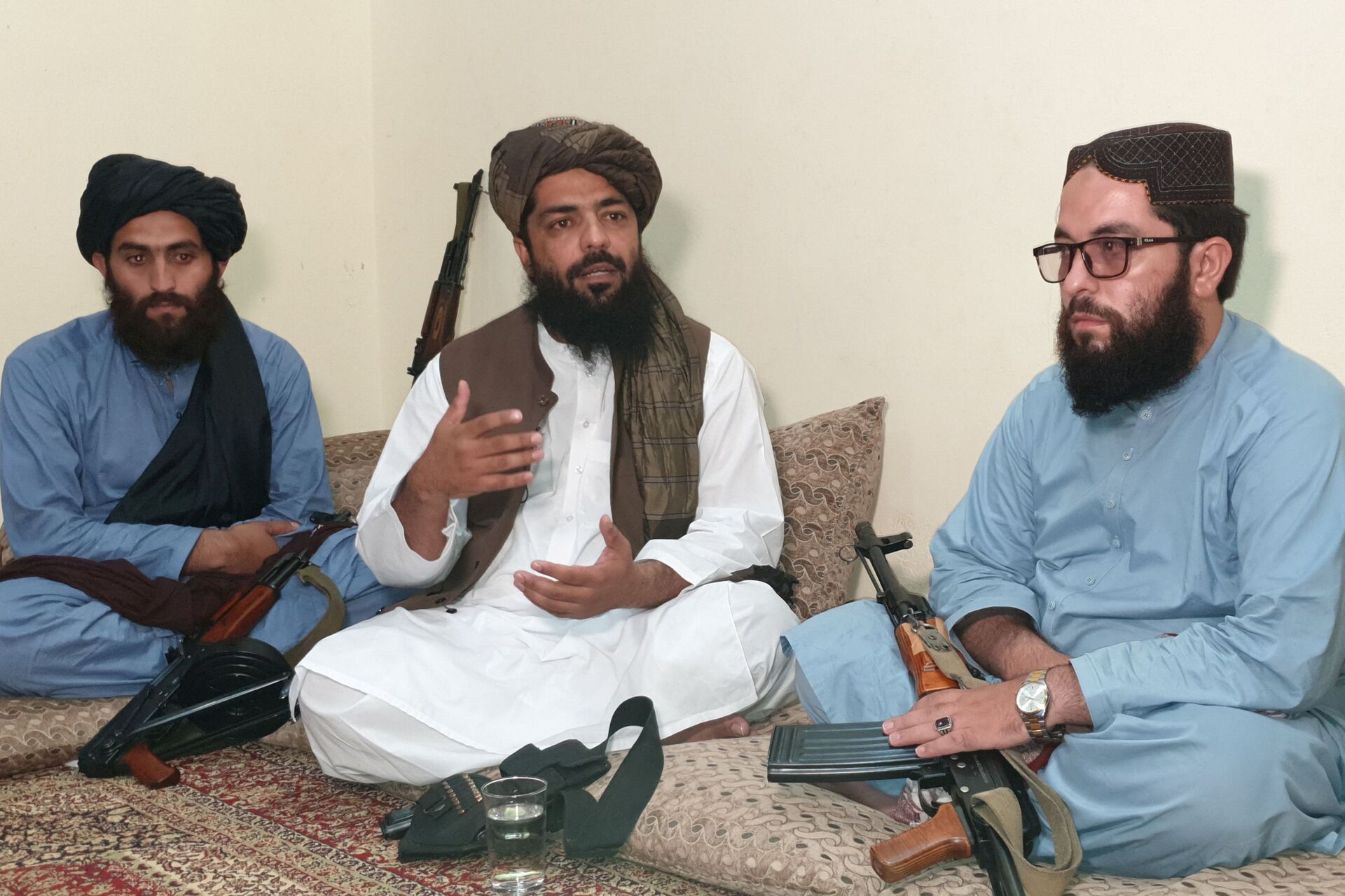 Waheedullah Hashimi (C), a senior Taliban commander, gestures as he speaks with Reuters during an interview at an undisclosed location near Afghanistan-Pakistan border August 17, 2021. Picture taken August 17, 2021.  - Sputnik International, 1920, 07.09.2021