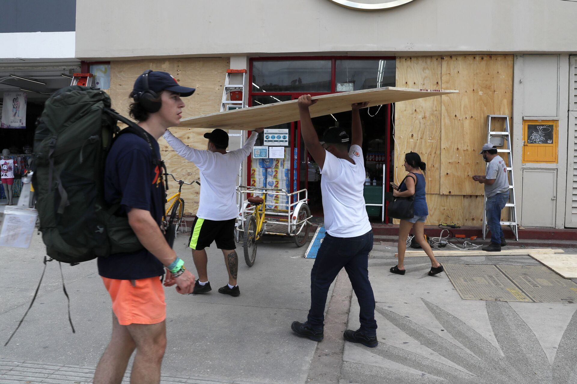 Workers cover shop windows with plywood in Tulum, Quintana Roo State, Mexico, Wednesday, Aug. 18, 2021. Residents and tourists along the Caribbean coast began making preparations for Grace, a storm that drenched Haiti and Jamaica and is now forecast to hit Mexico´s Yucatan peninsula like a hurricane early Thursday morning. - Sputnik International, 1920, 07.09.2021